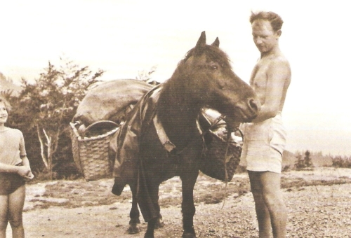 Fero Pálka s legendárnym Pejom počas brigádovania na chate u Jarmily Uhrovej (1947-48)