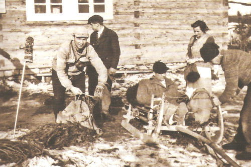 Lyžiar so zlomenou nohou pred prevozom na krňačkách do nemocice (1951-58)
