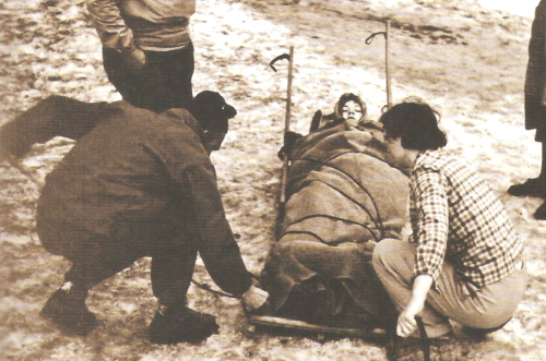 Príprava zranenej lyžiarky na prevoz (1951-58)