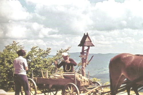 Vykladanie tovaru pred chatou (1957-59)